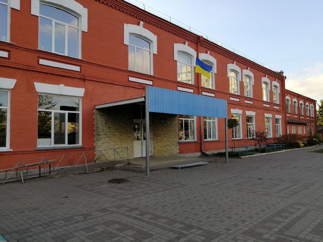 Головний вхід до ліцею