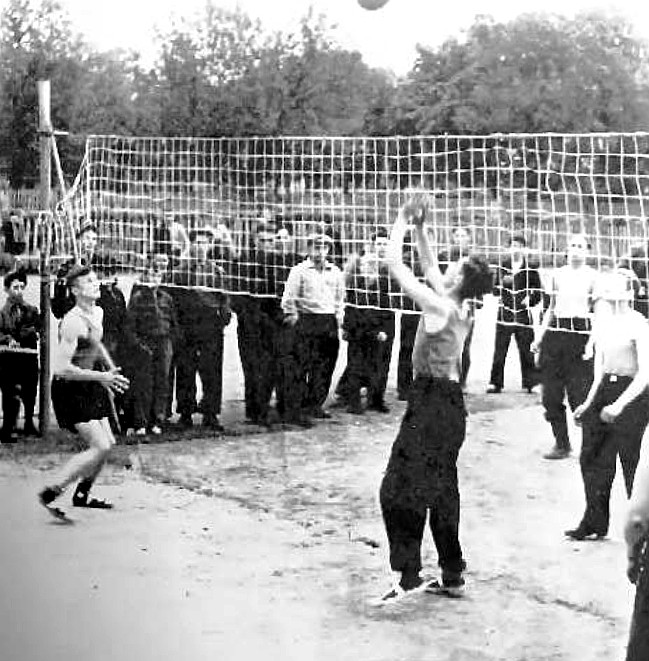Під час районної спартакіади з волейболу, 1956 рік (архівне фото)
