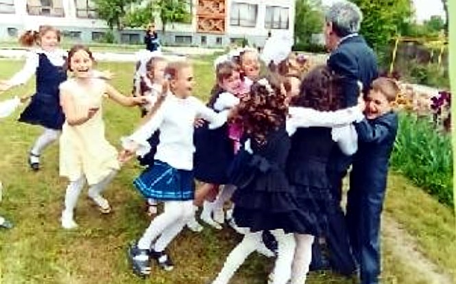 Борис Михайлович Тресер з учнями на шкільному подвір’ї
